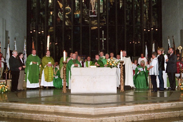 Pfarreigründung am 1. Oktober 2006: das ganze Pastoralteam am Altar