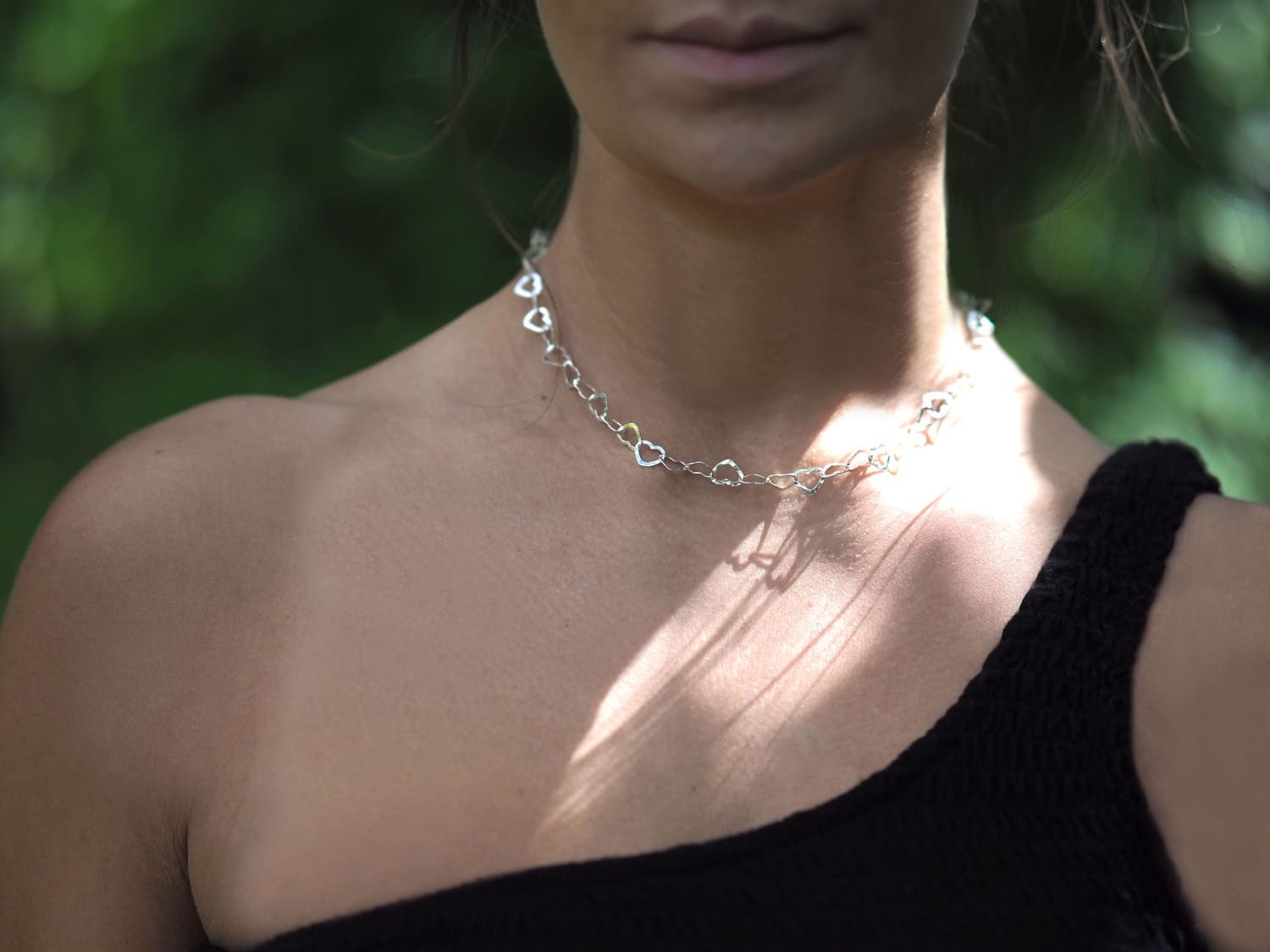 <img src="Breite-auffällige-Herzchen-Statement-Kette-große-Herzen-Sterling-Silber.jpg" alt="Breite auffällige Herzchen Kette mit großen Herzen 925er Sterling Silber" />