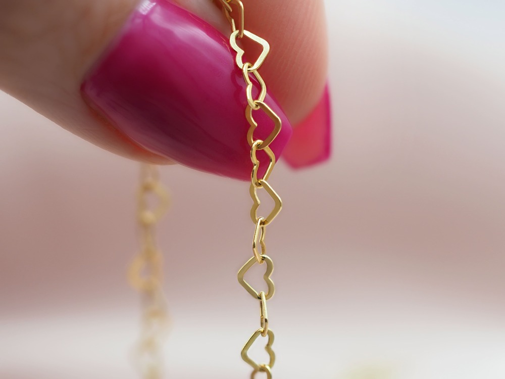 <img src="Filigrane-Herzchen-Kette-kleine-Herzen-gold.jpg" alt="Filigrane Herzchen Kette mit kleinen Herzen gold" />
