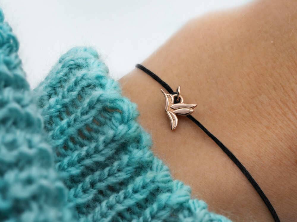 <img src="Freundschafts-Armband-schwarz-Kolibri-Vogel-Anhänger-Roségold.jpg" alt="Besonderes Freundschaftsarmband schwarz mit kleinem Kolibri Anhänger Roségold" />