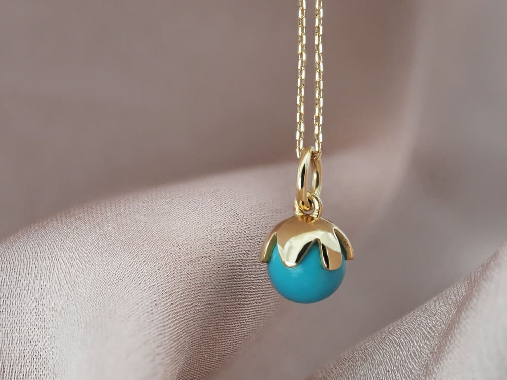 <img src="Sehr-feine-hochwertige-Goldkette-750-Gold.jpg" alt="Sehr feine hochwertige Goldkette aus 750er Gold massiv" />