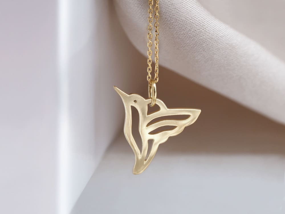 <img src="Filigrane-Kette-gold-Kolibri-Vogel-Anhänger-durchbrochen-750-Gold.jpg" alt="Hochwertige Kette gold mit Kolibri Vogel Anhänger durchbrochen aus 750er Gold" />