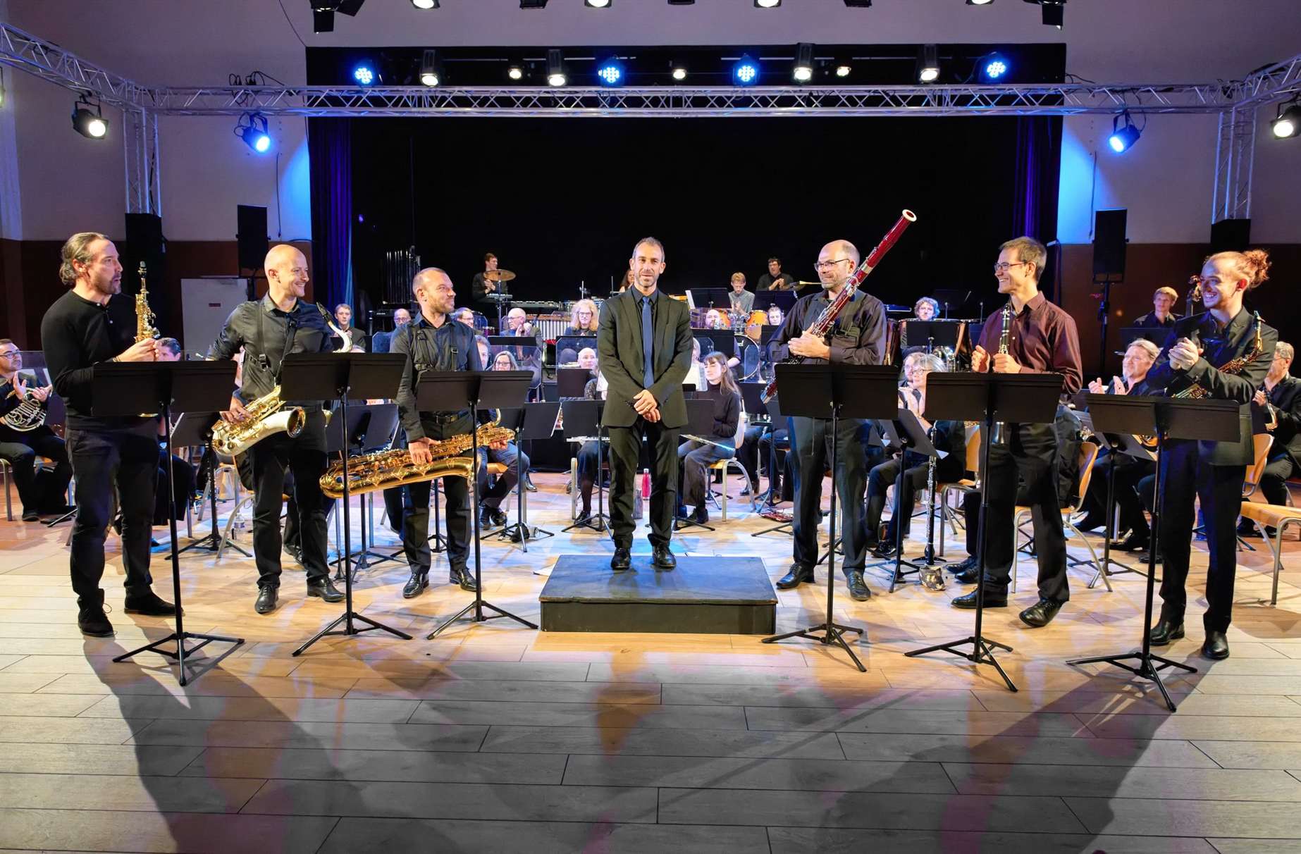 15 octobre 2023, au centre, Arnaud MARTIN entouré des solistes de l'ODH72 de ces 10 dernières années (de gauche à droite : quatuor Azilys, Henri ROMAN (basson), Fabien BOURRAT (clarinette) et Étienne BOUSSARD (saxophone)