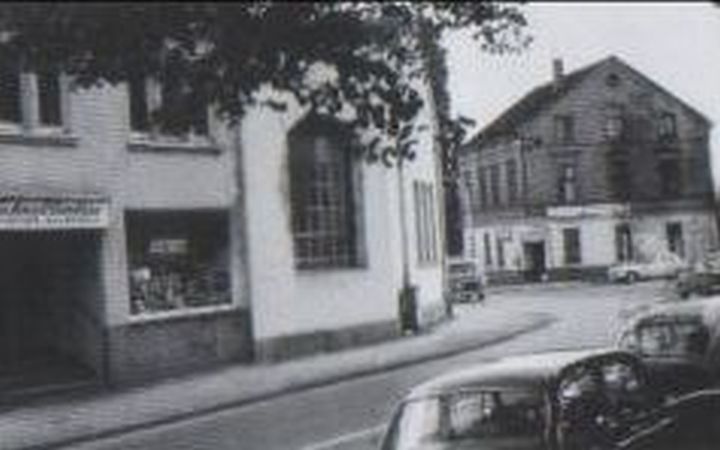 (1968)Anfang Beckestr.,vom Bahnhof aus gesehen, links Imbissbude Günther Sauerwald, rechts Gaststätte Zur Sportlerklause(Zum Affen)