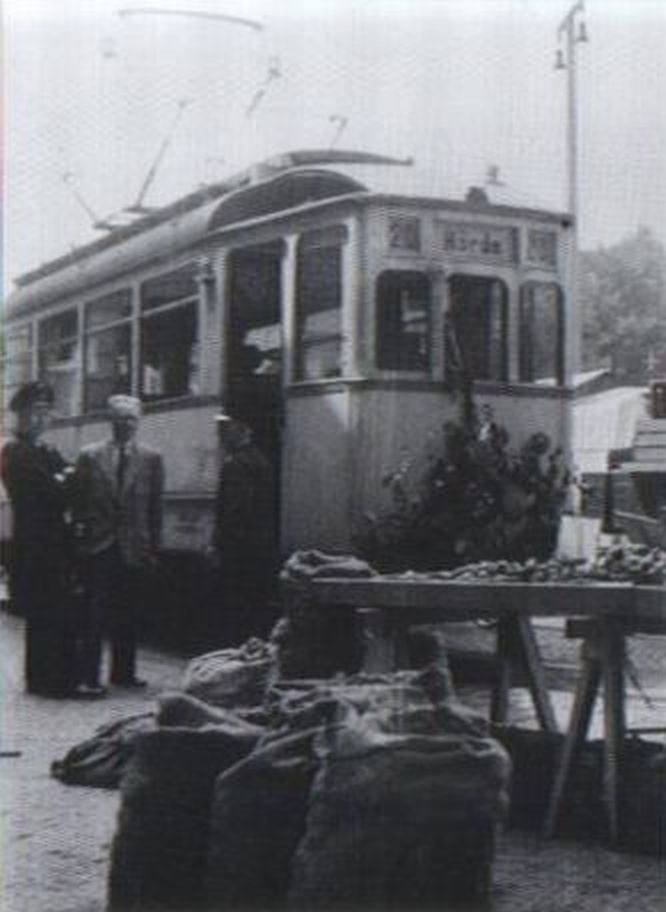 ca.1950 Strassenbahn fährt über Schwerter Marktplatz, während des Wochenmarktes