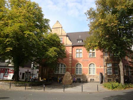 Posteingang mit Gedenkstein 