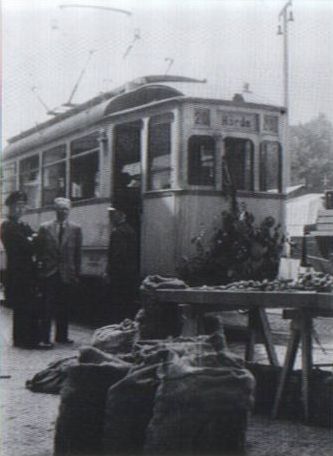 ca.1950 Schwerter Strassenbahn fährt über den Wochenmarkt, vorbei an den Händlern