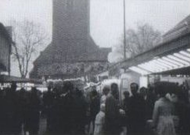 (1959)Kirmes auf dem Marktplatz (Hintergrund der Sankt Victor)