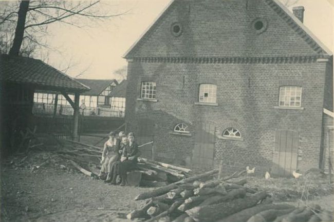 Me Di hat mir die nachfolgenden 14 Photos zur Verfügung gestellt, meinen besonderen Dank dafür an Me Di, sie sind 1920-1930 rund um der Unterdorfstrasse und Bauer Lohmann entstanden. Photo 1