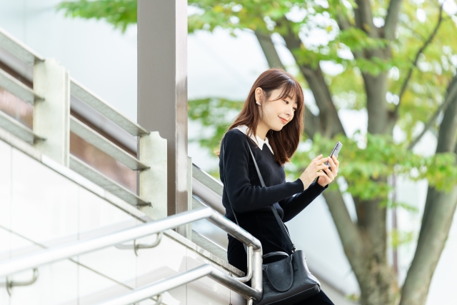 分厚いコートを脱いだら、意外と「猫背」が目立っていませんか？美作市の整体院で春服をキレイに着こなす姿勢づくり