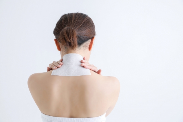 「腰痛・肩こりに冷シップと温シップ、どちらがいいの？」赤磐市の整体師がやさしく解説！