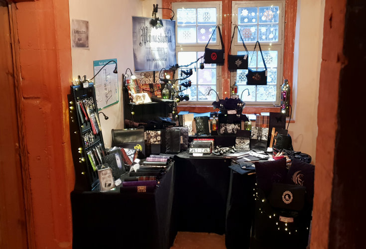 Monastoria-Verkaufsstand auf dem historischen Weihnachtsmarkt auf der Burg Ronneburg 2018