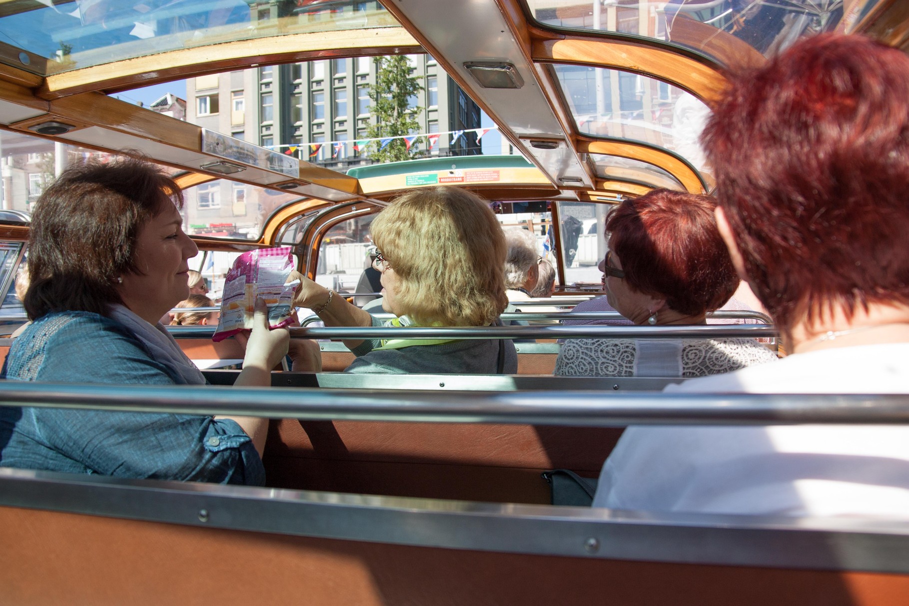 Fahrt mit dem Glasboot durch die Grachten Amsterdams