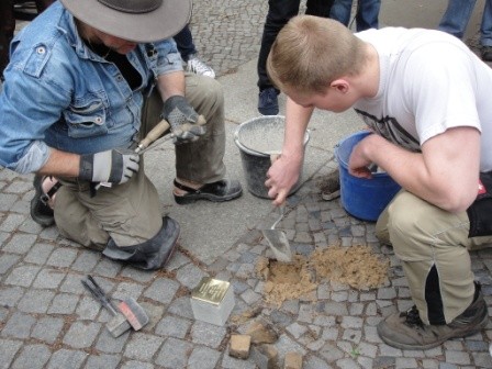 Pflastersteine werden herausgehoben