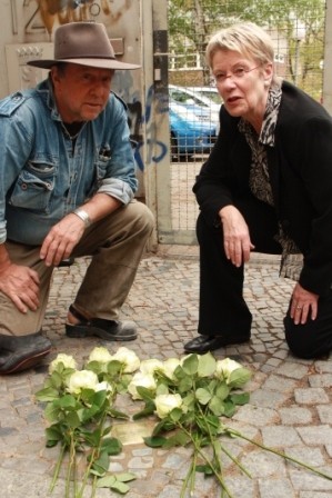 Gunter Demnig und Petra Merkel gedenken Paula Dienstag