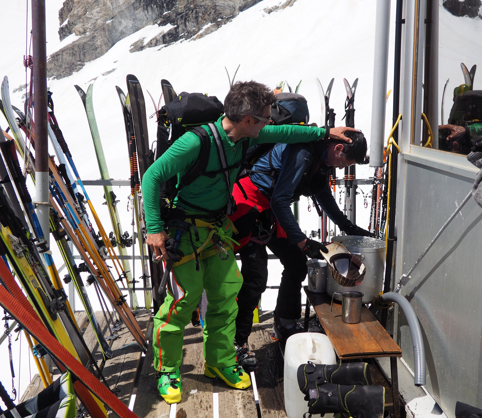 Après un emontée bien chaude jusqu'au refuge les skieurs de rando jouent... avec les gamelles d'eau ! (ça tombe bien on n'en manque pas en ce moment !)