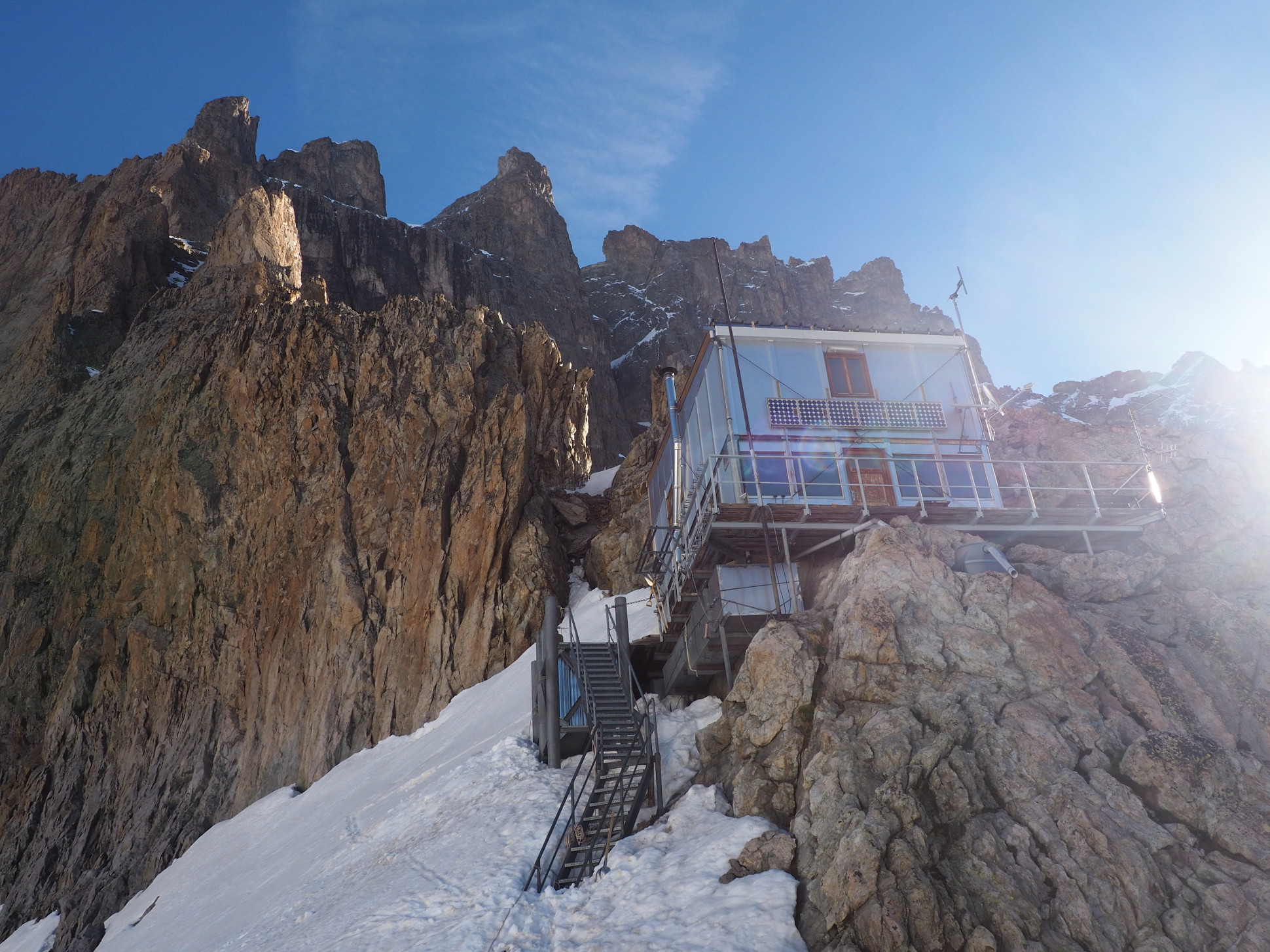 Réveil soleil au même instant sur le refuge et le sommet de la Meije !