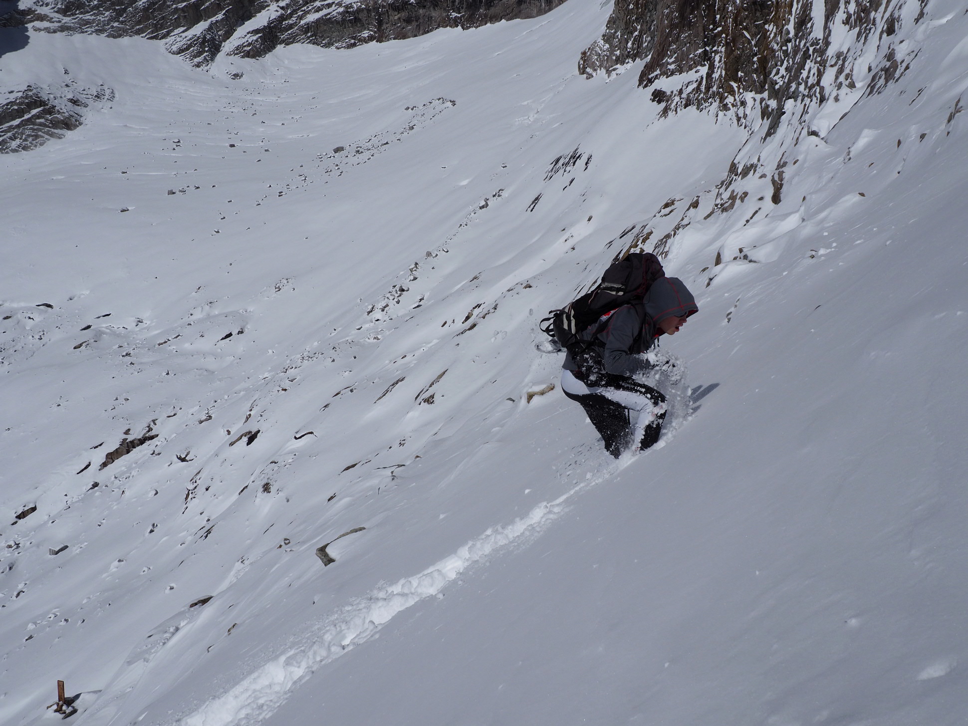 Juste sous le refuge, Yoska notre fils de 13 ans trace tout droit pour arriver plus vite.