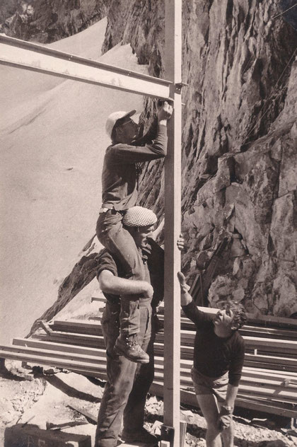 Premier assemblage du futur refuge du Promontoire... à dos d'homme !