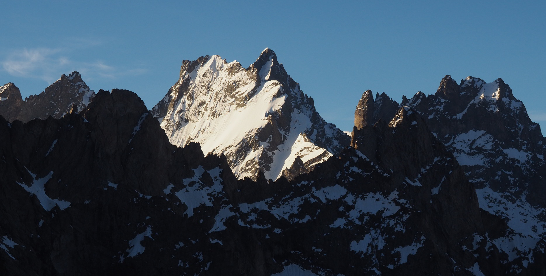 Réveil soleil ce matin sur le sommet de la Grande Ruine. Dans la bréche rocheuse juste à droite du sommet on aperçoit en tout petit le sommet de la Barre des Ecrins !