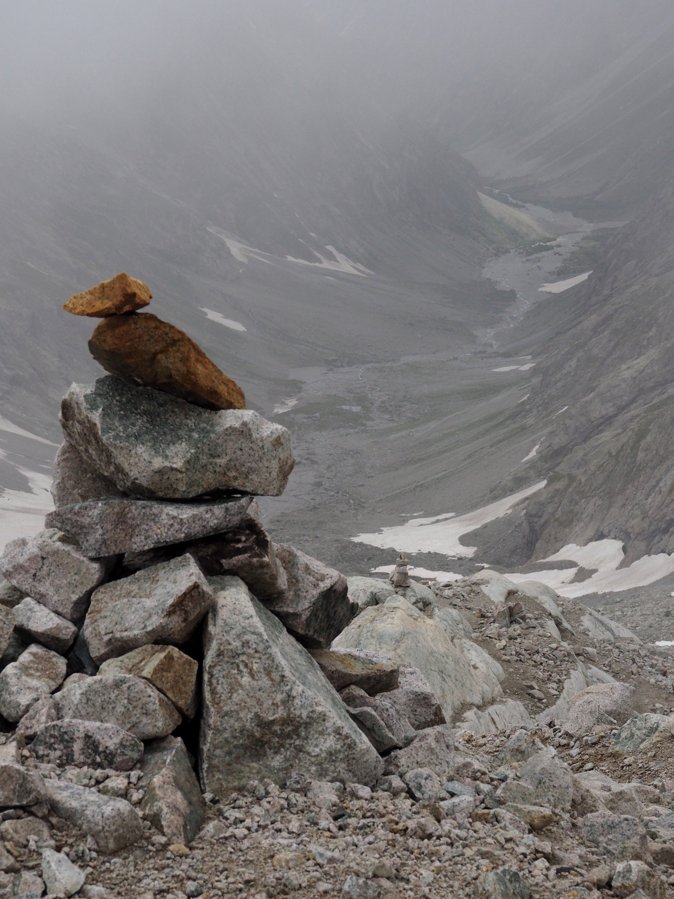 Après la moraine entre 2900 et 3100m, il n'y a plus vraiment de sentier pour accéder au refuge. Les cairns sont reconstruit plusieurs fois chaque été par les gardiens du refuge, ils servent de repères.