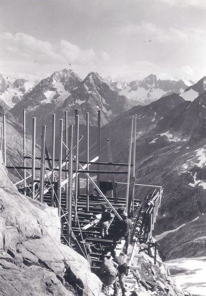 Eté 1965, le montage de la structure du nouveau refuge