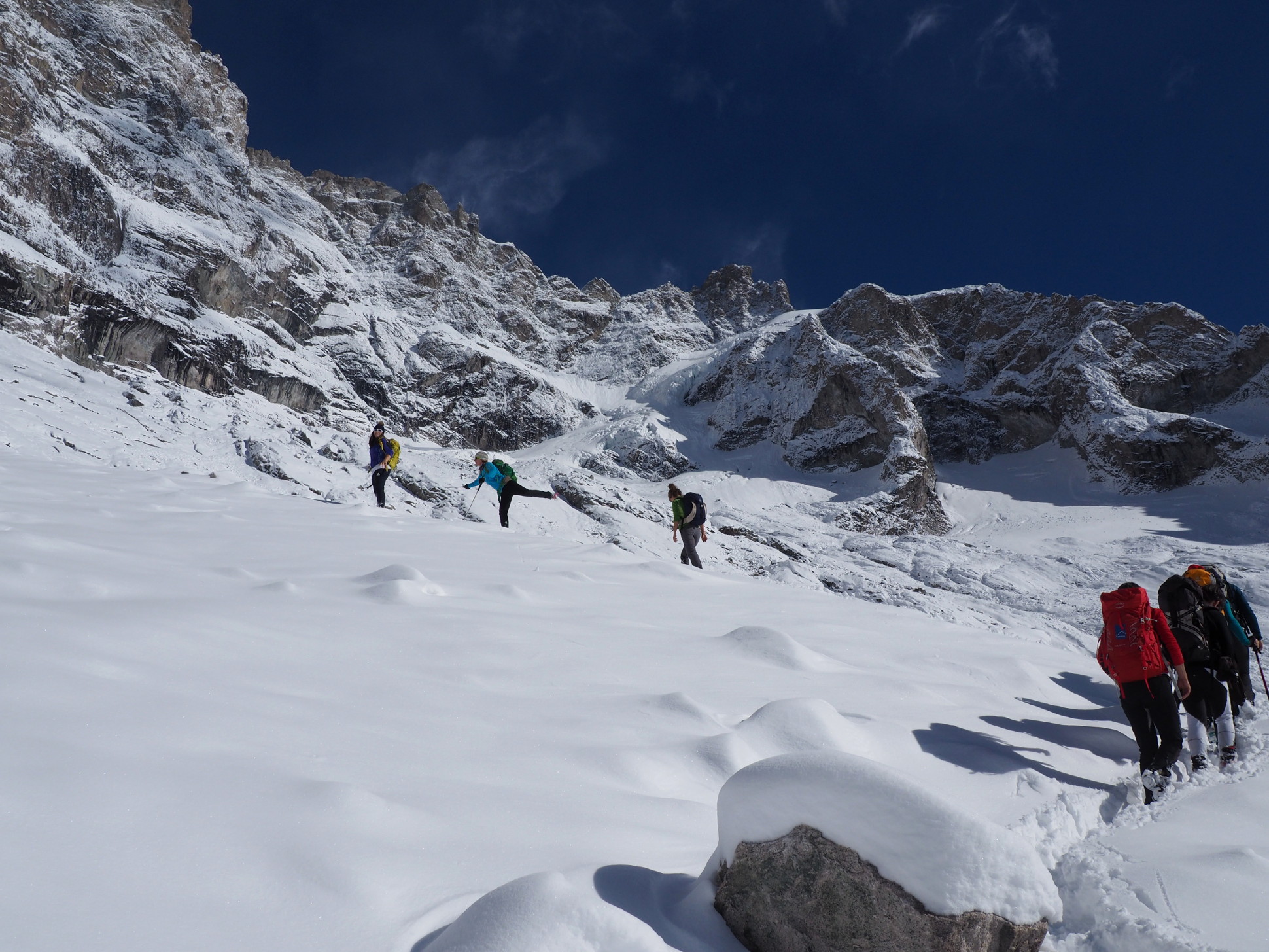 Vers 2900m, en haut de la morraine, déjà une neige bien présente dans un décor de rêve !