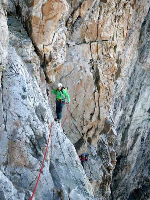 Traversée de la Meije, au dessus de la dalle des autrichiens en montant vers le Pas du Chat . Photo Eliot Hennion.