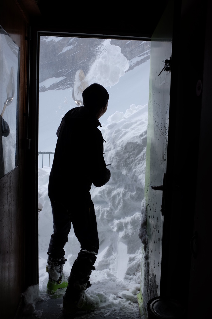 Après l'arrivée au refuge et à la première éclaircie nous avons eu d el'aide pour déneiger l aporte du refuge. Merci.