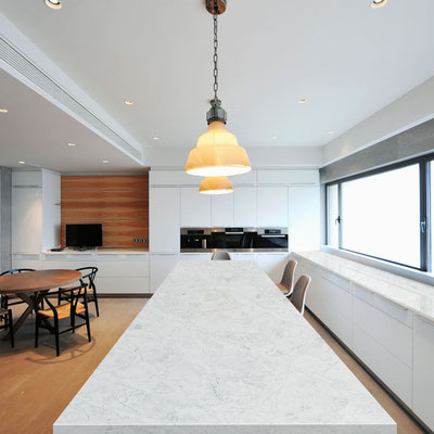 Kitchen table topped with light-coloured Sodostone quartz