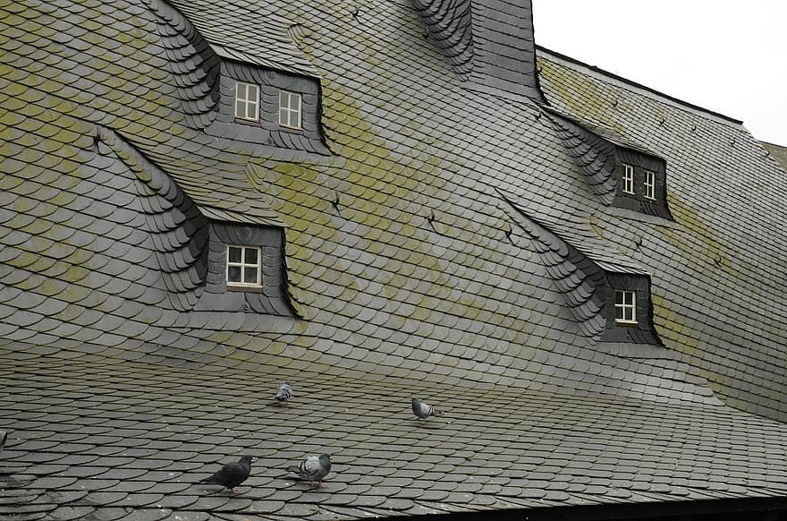 Roof from slate plates