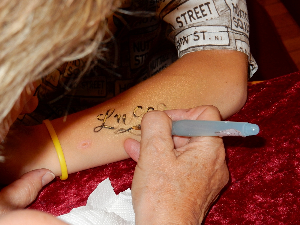 Live Lettering: Temporäres Tattoo -  für Malls, Einkaufscenter und Stadtfeste