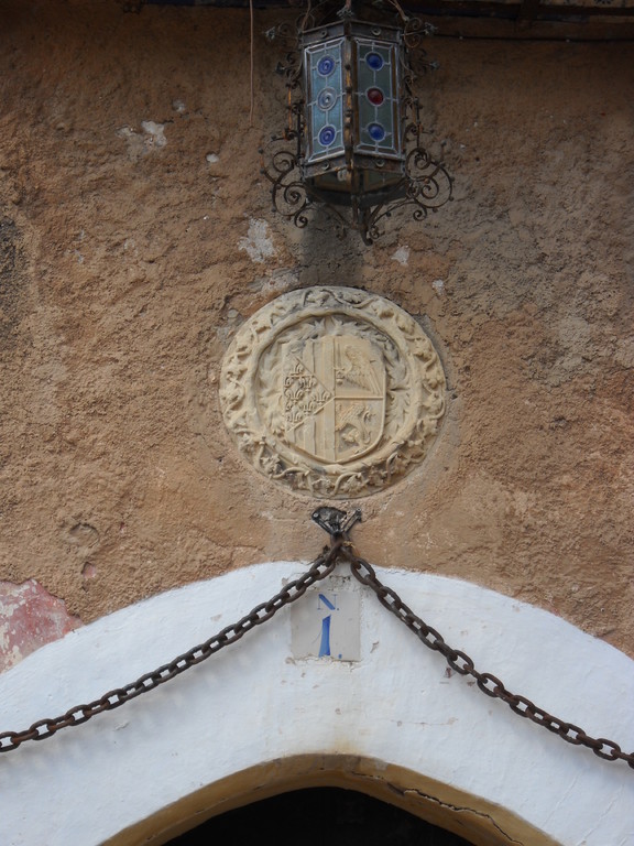 EMBLEMA EN LA PUERTA PRINCIPAL