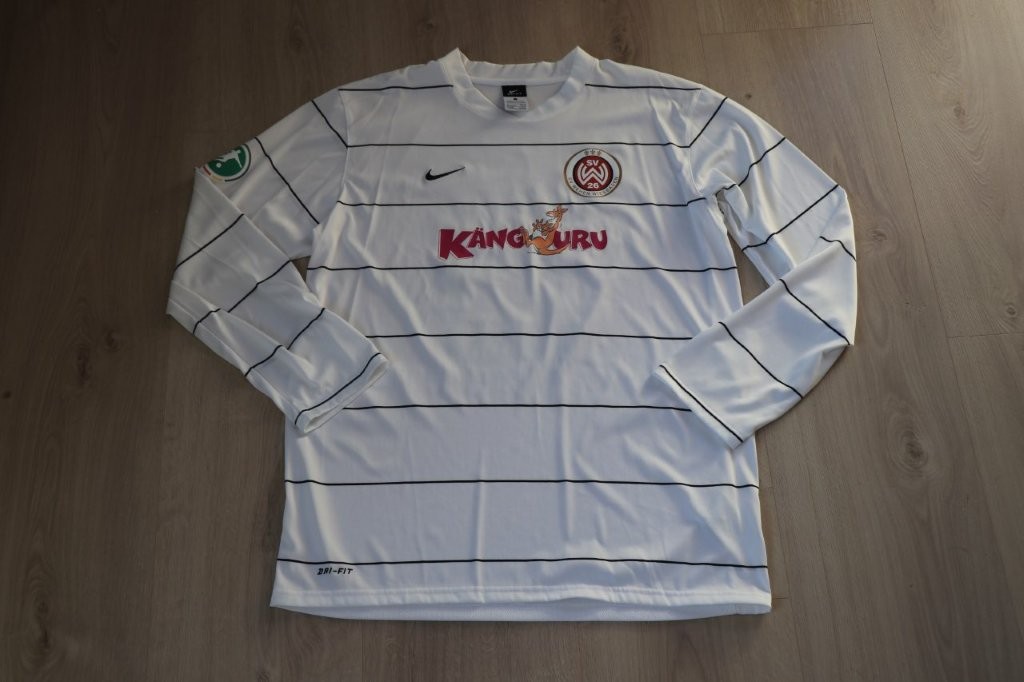SV Wehen Wiesbaden Ausweichtrikot 2010/11 • Nr. 13 Addy-Waku Menga