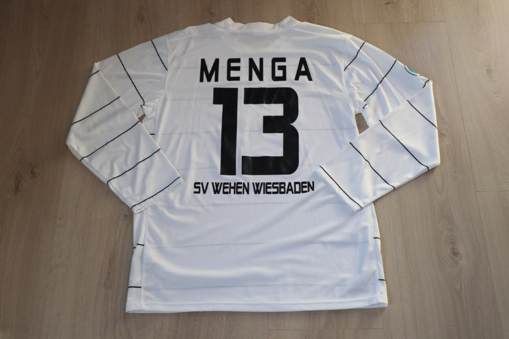SV Wehen Wiesbaden Ausweichtrikot 2010/11 • Nr. 13 Addy-Waku Menga