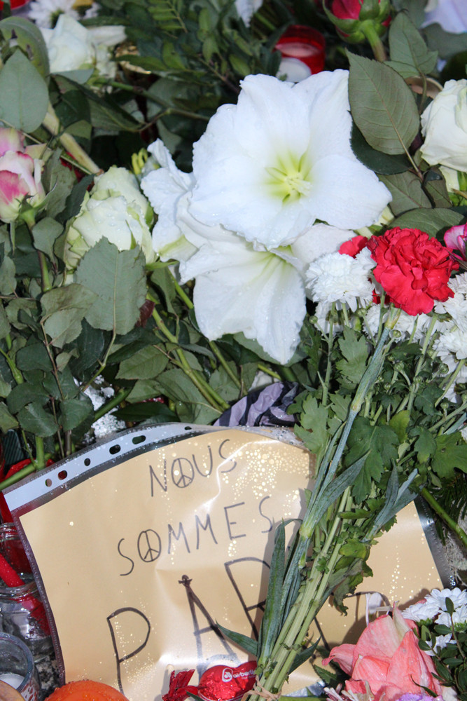 Nous sommes Paris. Blumen zum Gedenken an IS-Terror-Massenmord in Paris. Foto: Helga Karl