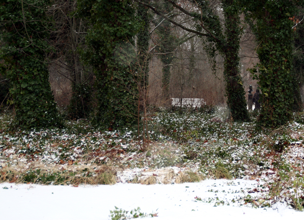 "Luiseninsel" mit Skulptur Königin Luise im Schnee. Schlosspark Charlottenburg. Foto: Helga Karl