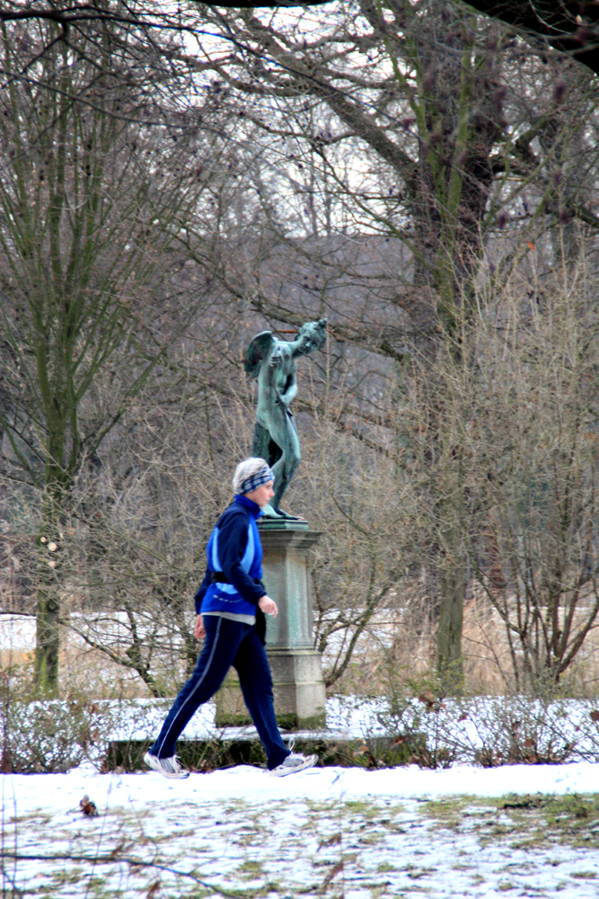 Amor zielt auf Joggerin auf der Luiseninsel im Schlossgarten Charlottenburg. Foto: Helga Karl