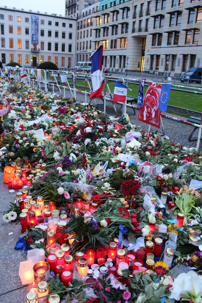 Viele Blumen vor der französischen Botschaft in Berlin - Gedenken an die Opfer  des IS-Terror. Foto: Helga Karl