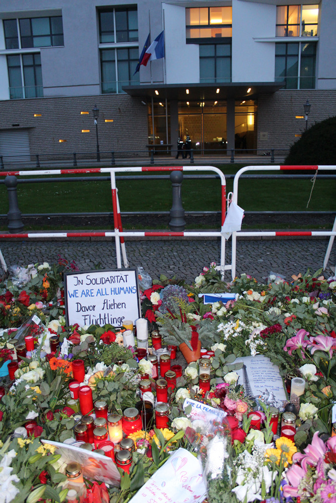 "In Solidarität". Schild inmitten Blumen und Kerzen vor der französischen Botschaft in Berlin nach IS-Terror in Paris. Foto: Helga Karl