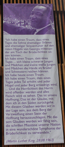 Plakat mit Bild von Martin Luther King und Text "Ich habe einen Traum..." in der Martin-Luther-King-Kirche in Berlin-Neukölln. Foto: Helga Karl