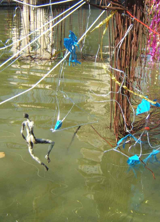 "volières aquatiques" installation dans le parc Georges Brassens, Paris 15e. Cire, corde et matériaux divers.