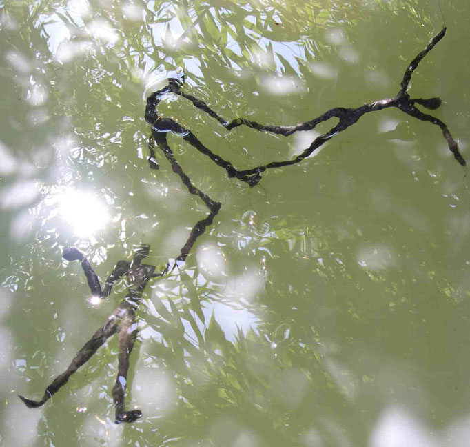 "du probable à l'improbable" installation dans le Parc de Belleville, Paris 20e. Cire, laiton, tissu, Brigitte Valin