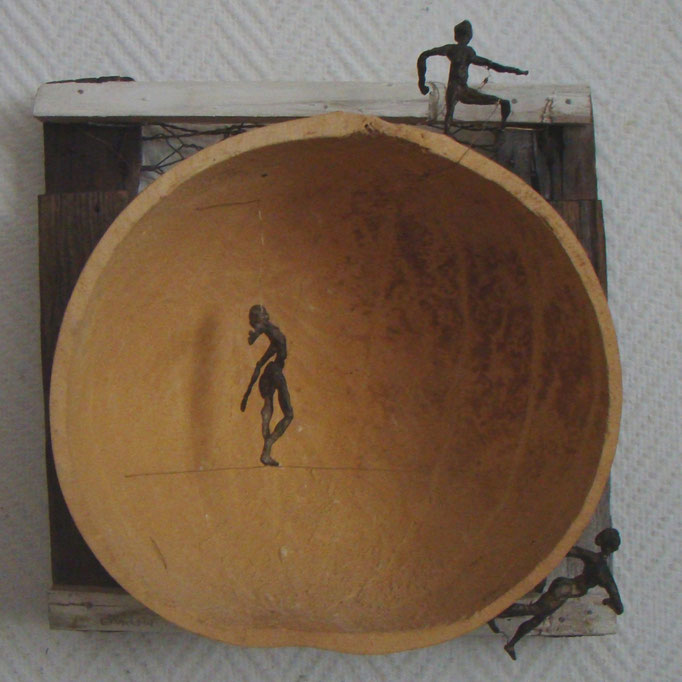 "Le monde comme il tourne, ce mois d'août" relief en bronze, calebasse, bois et grillage, Brigitte Valin