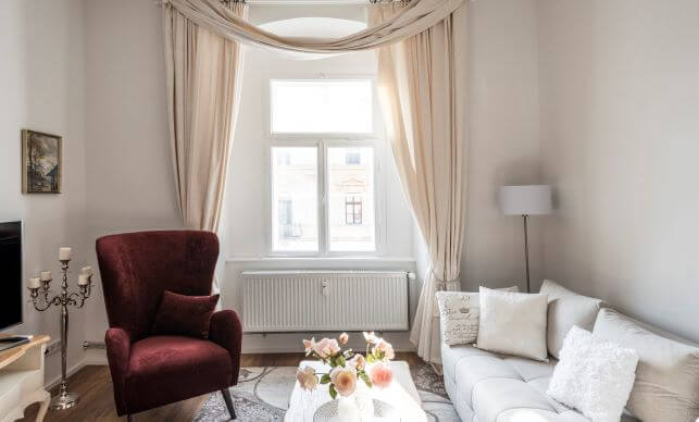 Ruhige Sitzecke im Hoferhaus mit Blick in den Garten