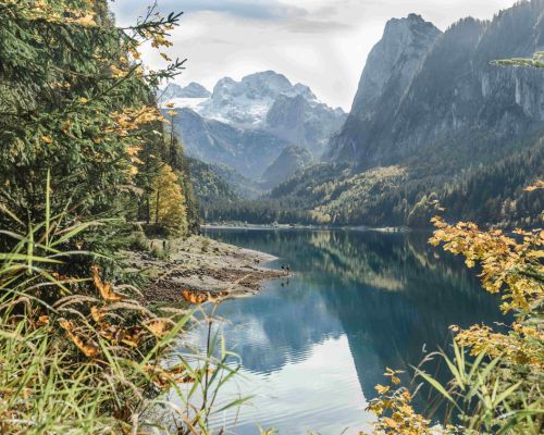 Bergpanorama am Vorderen Gosausee mit Blick auf das Dachsteinmassiv in der Dachstein-Salzkammergut Region