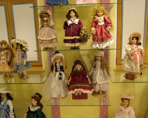 Puppenmuseum Wolfgangsee Ausstellung historische Puppen