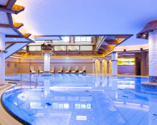 Wellnessalm Wolfgangsee Innenpool Wellnessbereich