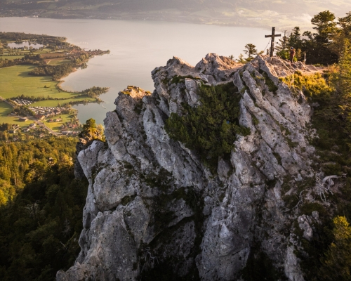 Felsformation an der Drachenwand mit Panoramablick über den Mondsee und das Mondseeland