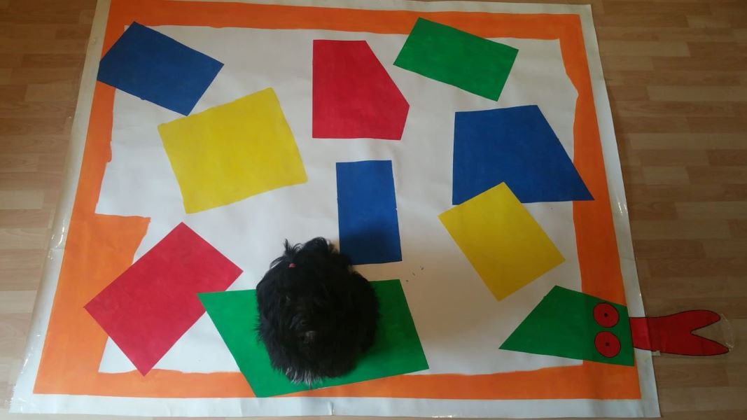 Jobi hilft Alina beim Kunstprojekt für die Kinderkrippe!